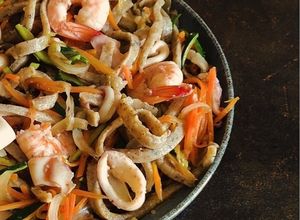 Foto di Soba fresca 🍜 spaghetti Giapponesi freschi al grano saraceno con verdure calamari e mazzancolle