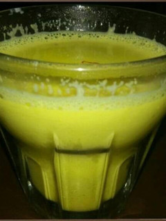 हल्दी केसर वाला दूध (haldi kesar wala doodh recipe in Hindi) रेसिपी मुख्य फोटो
