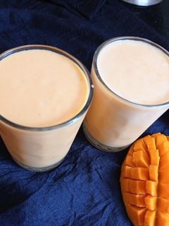 મેંગો મિલ્ક શેક (Mango Milk Shake Recipe In Gujarati) રેસીપી મુખ્ય ફોટો