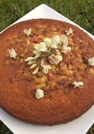 Une photo de Gâteau à la rhubarbe et fleurs d’acacias