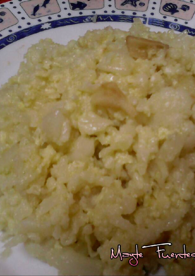 Una foto de Coliflor al ajillo con huevo