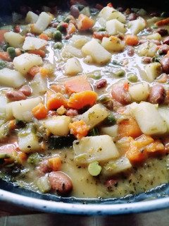 Una foto de Guiso de verduras y porotos frutilla