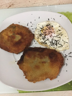 Una foto de Cachopos de setas y huevo frito con trufa