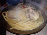 Pollo y fideos a la crema de leche que se me ocurrió a mí