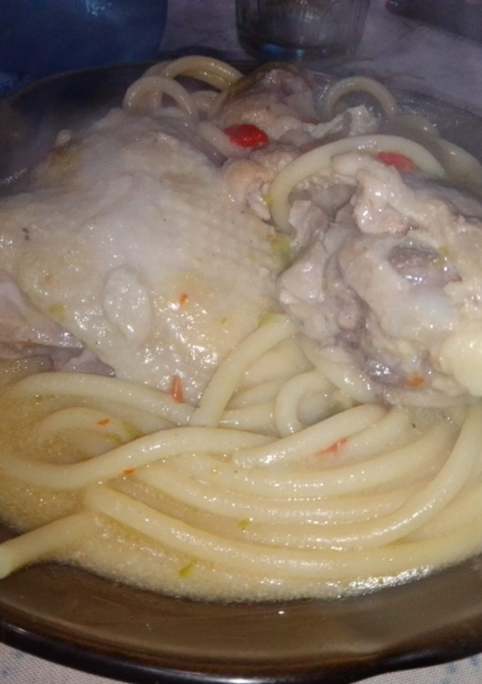 Una foto de Pollo y fideos a la crema de leche que se me ocurrió a mí