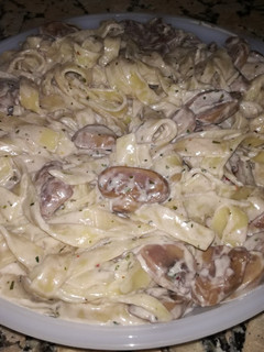 Una foto de Tagliatelle al huevo con vino tinto y boletus