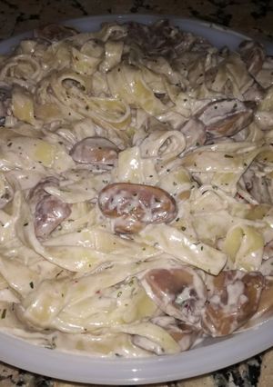 Una foto de Tagliatelle al huevo con vino tinto y boletus