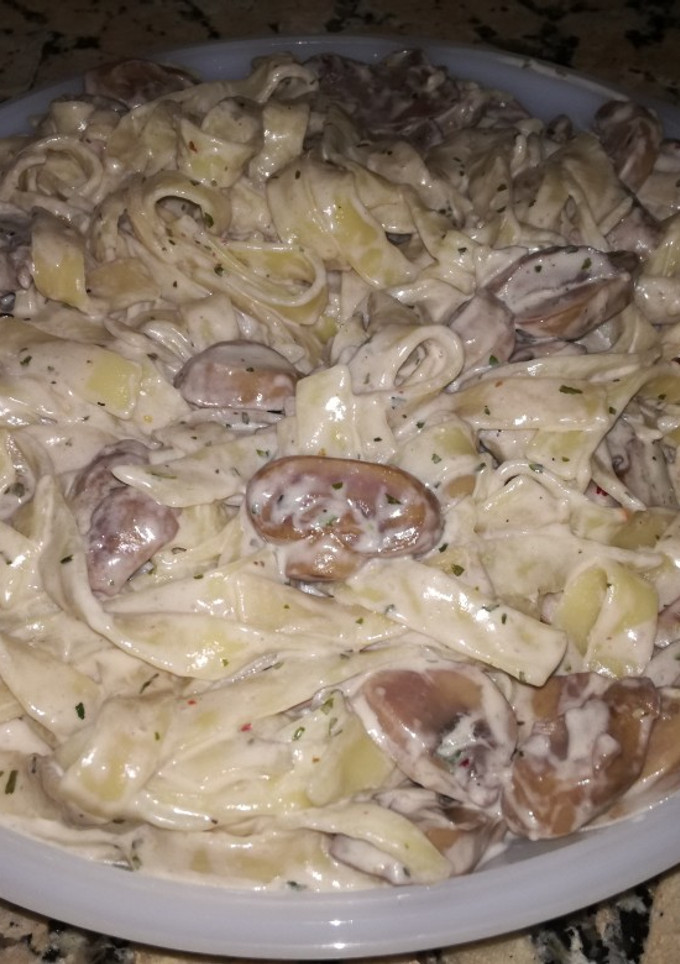 Una foto de Tagliatelle al huevo con vino tinto y boletus