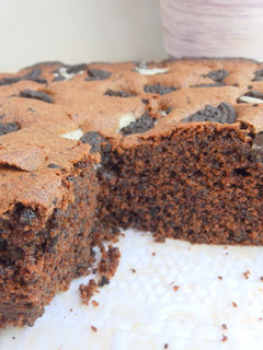 Una foto de Brownie de chocolate y galletas oreo