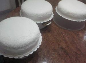 Una foto de Terminada con la decoración de glasé,