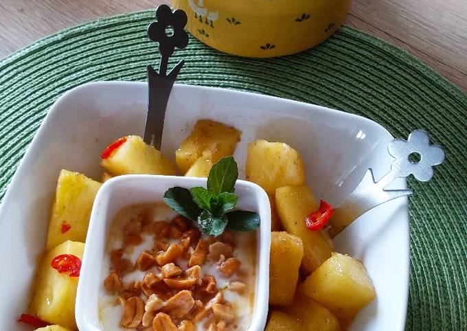 Gebratene Ananas 🍍mit Erdnüssen und Chilis