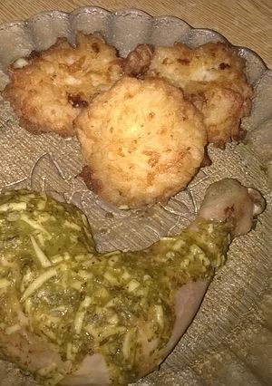 Una foto de Pollo especiado acompañado con croquetas de arroz