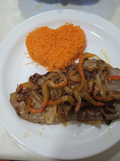Una foto de Churrasco con zanahoria, cebollas y morrón