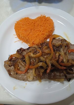 Una foto de Churrasco con zanahoria, cebollas y morrón