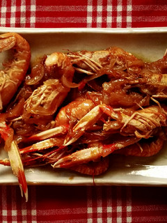 Una foto de Cigalas encebolladas
