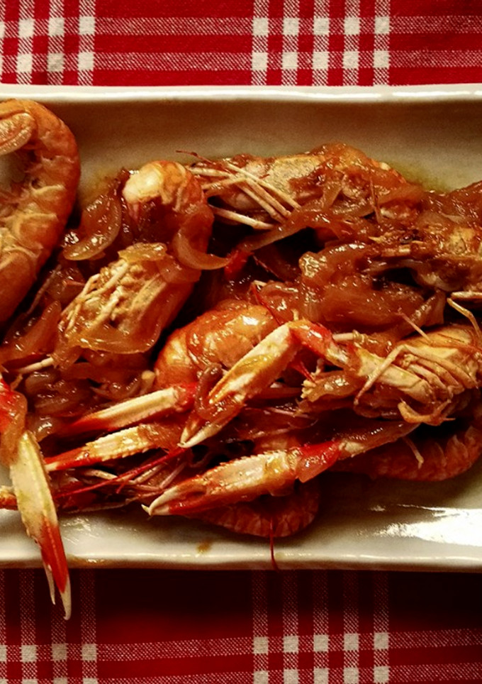Una foto de Cigalas encebolladas