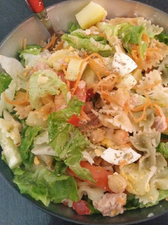 Una foto de Ensalada de pasta y garbanzos