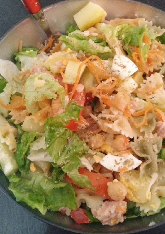 Una foto de Ensalada de pasta y garbanzos