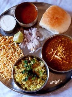 आलू पोहा मिसळपाव (Aloo Poha Misalpav recipe in hindi) रेसिपी मुख्य फोटो