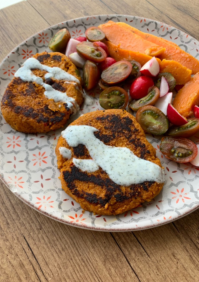 Una foto de Hamburguesas veganas con boniato al micro de guarnición