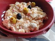 Una foto de ensaladilla rusa de bote