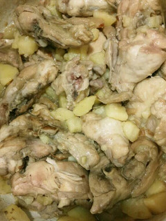 Una foto de Pollo guisado con setas y patatas a la cerveza