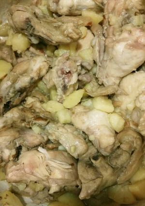Una foto de Pollo guisado con setas y patatas a la cerveza