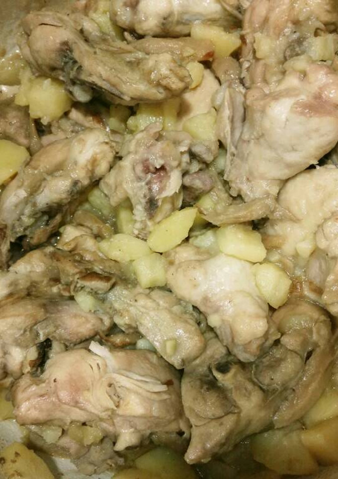 Una foto de Pollo guisado con setas y patatas a la cerveza