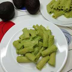 Una foto de Elicoidali con aguacate