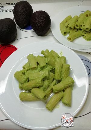 Una foto de Elicoidali con aguacate