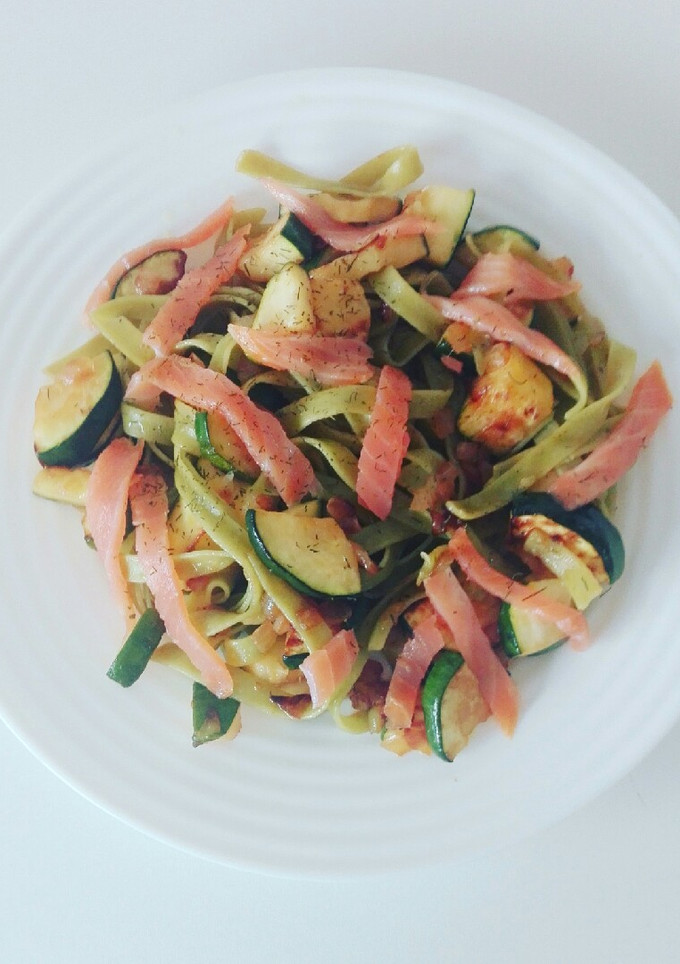 Una foto de Cintas con calabacín y salmón ahumado