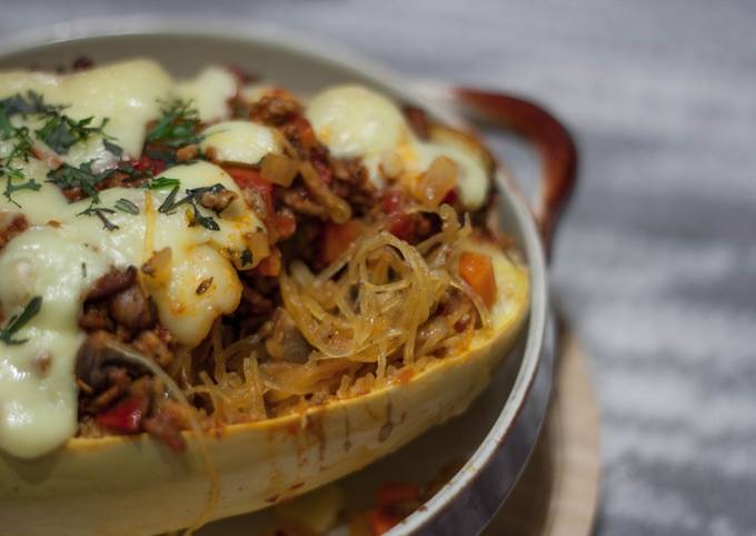 Überbackener Spaghettikürbis mit Gemüsehacksoße