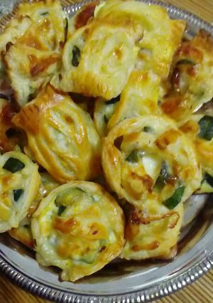 Foto di Sfogliatine salate con le zucchine