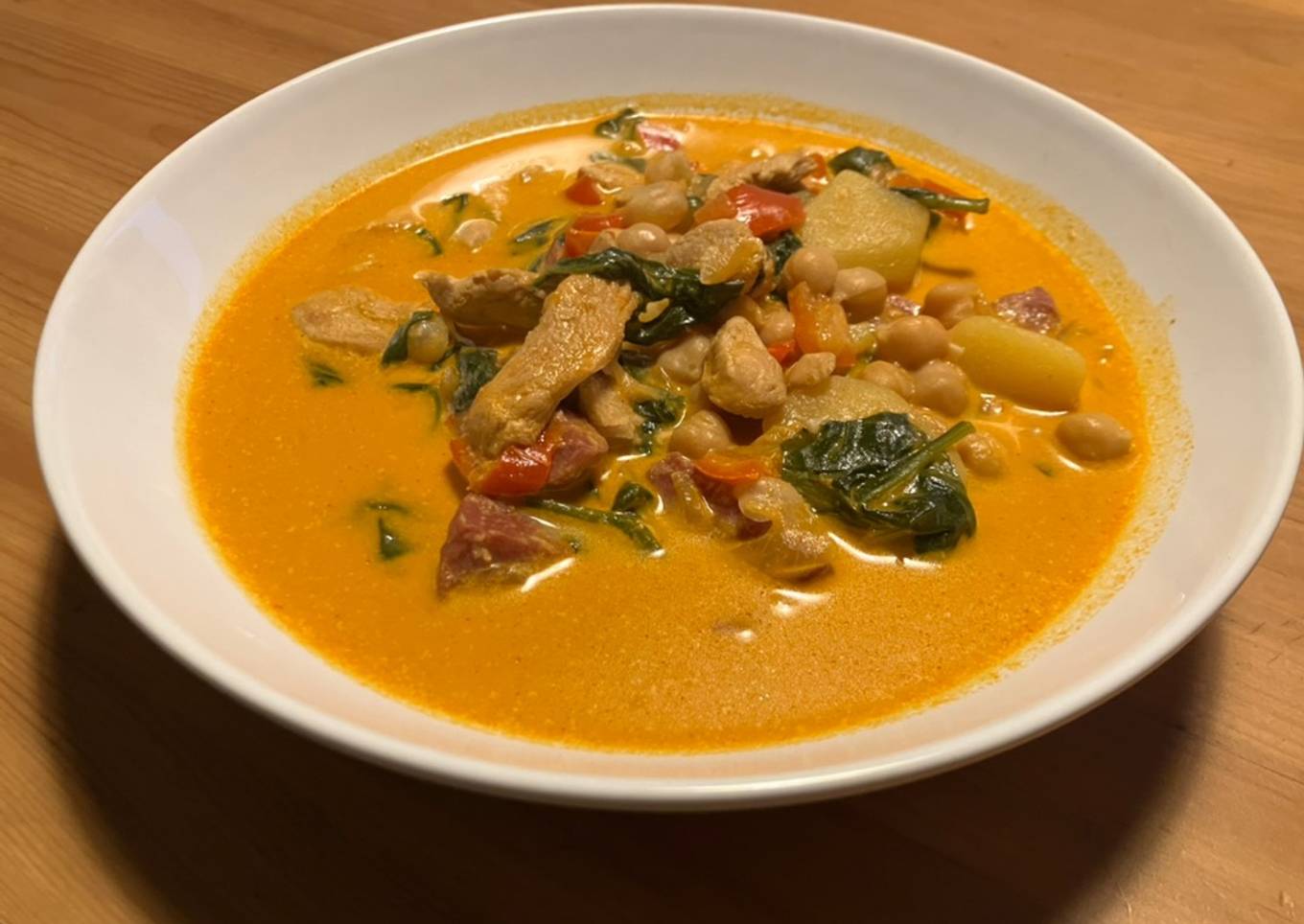 Guiso cremoso de pollo al pimentón con garbanzos y espinacas