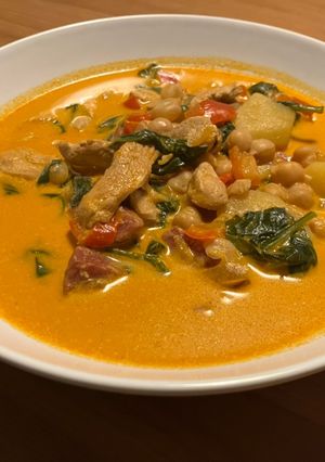 Foto principal de Guiso cremoso de pollo al pimentón con garbanzos y espinacas