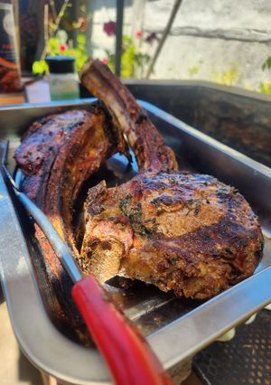 Una foto de Tomahawk a la parrilla