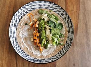 Une photo de Wrap froid avocat, St Môret®️, feta et tofu fumé