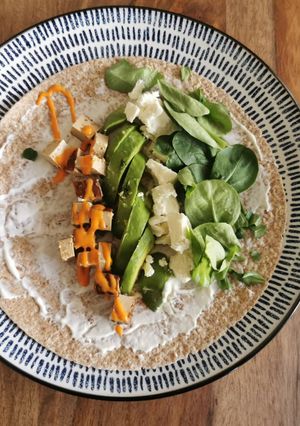 Une photo de Wrap froid avocat, St Môret®️, feta et tofu fumé