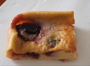 Une photo de clafoutis prune