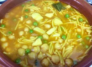 Foto principal de Garbanzos con merluza y fideos 🍲