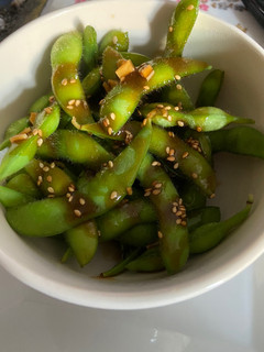Una foto de Edamames con salsa japonesa