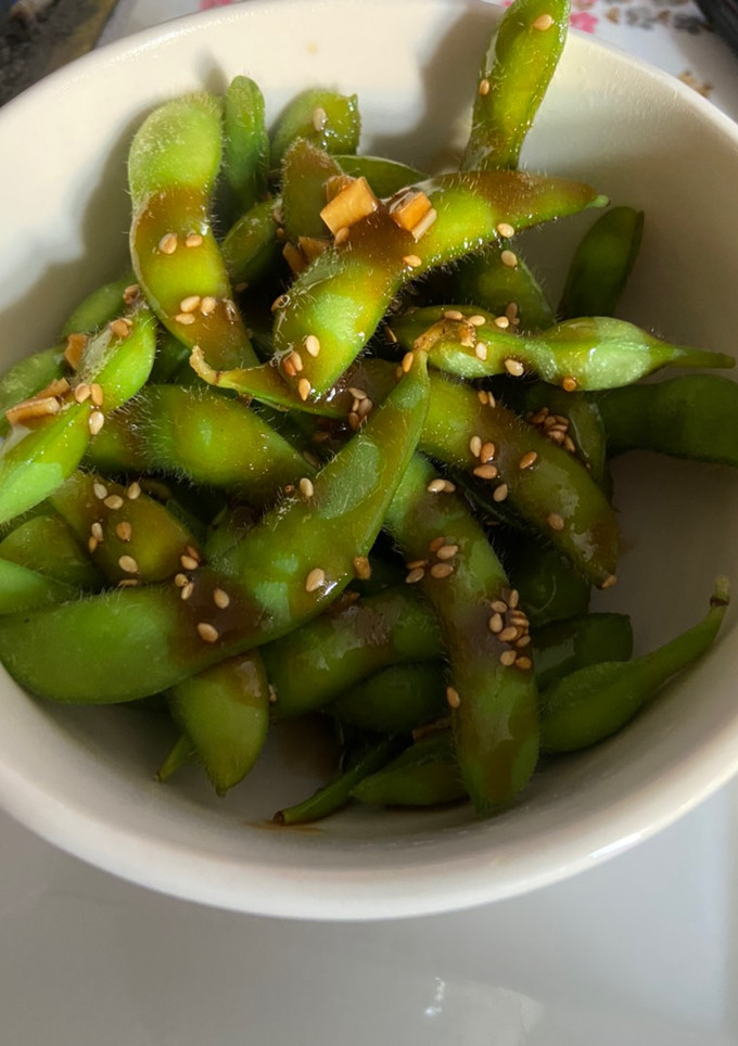 Una foto de Edamames con salsa japonesa