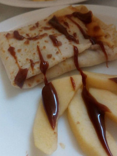 Una foto de Crêpes con manzana y dulce de leche