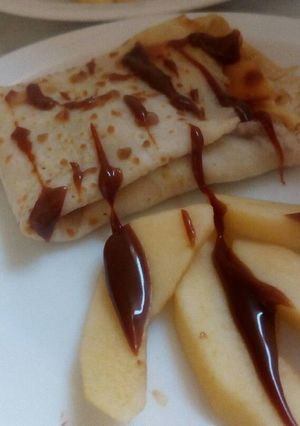 Una foto de Crêpes con manzana y dulce de leche