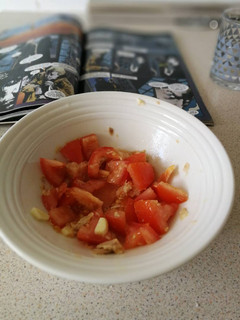 Una foto de Ensalada de tomate, ajo y atún