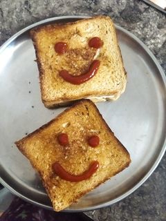 चीज, पनीर भुर्जी टोस्ट सँडविच (cheese paneer bhurji toast sandwich recipe in marathi) रेसिपी चे मुख्य फोटो 