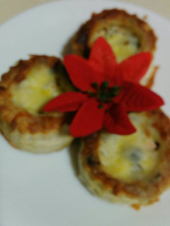 Una foto de *voulavent rellenos de gulas y gambas gratinados*