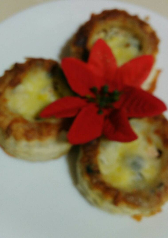 Una foto de *voulavent rellenos de gulas y gambas gratinados*