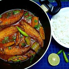 A picture of Bengali Pabda Fish Curry with Vegetables.