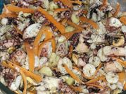 Una foto di insalata di mare